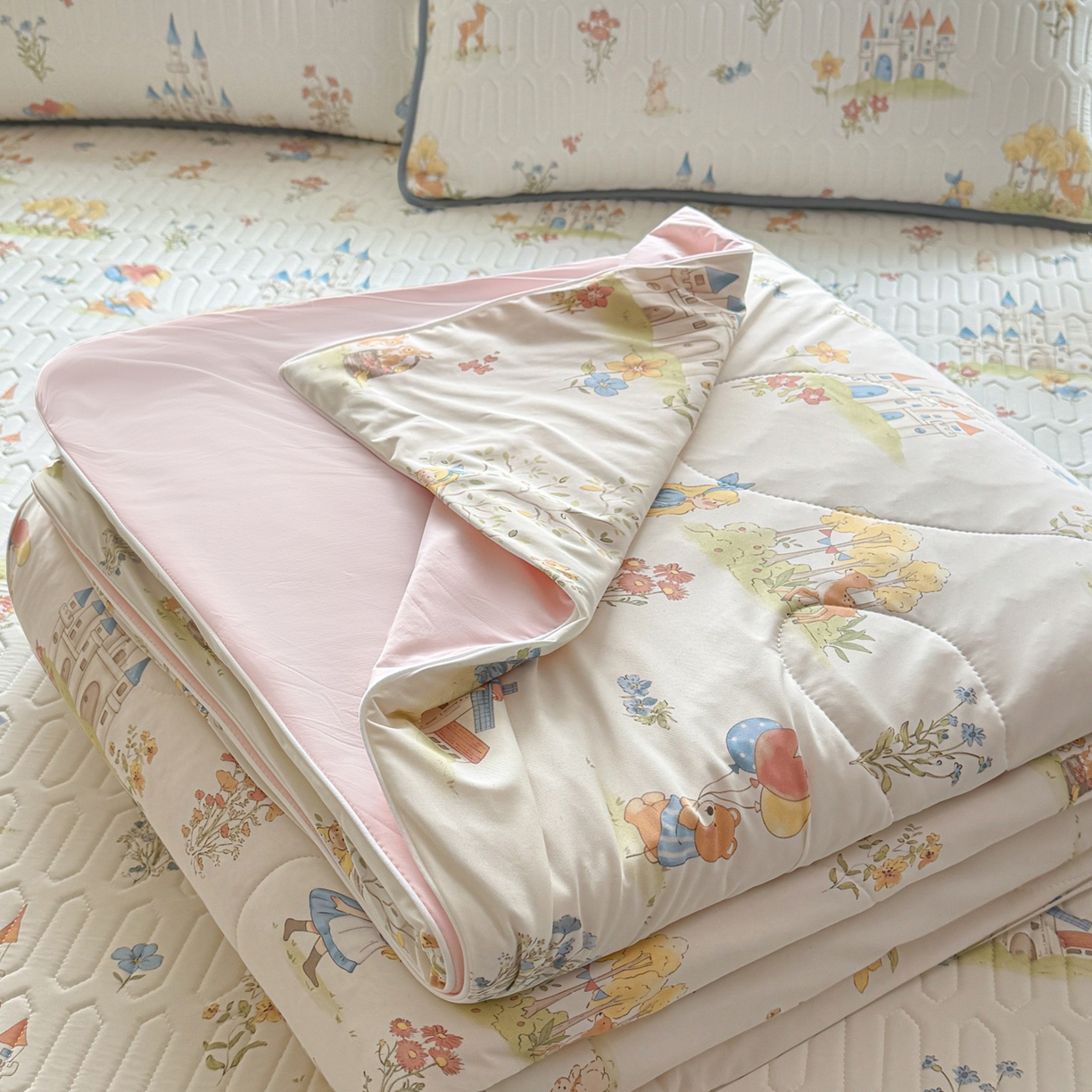 91家纺网 家纺一手货源 找家纺 莱登卡奴 2026新款新款A类凉感丝锦氨数码印花夏被四件套 浅梦田园