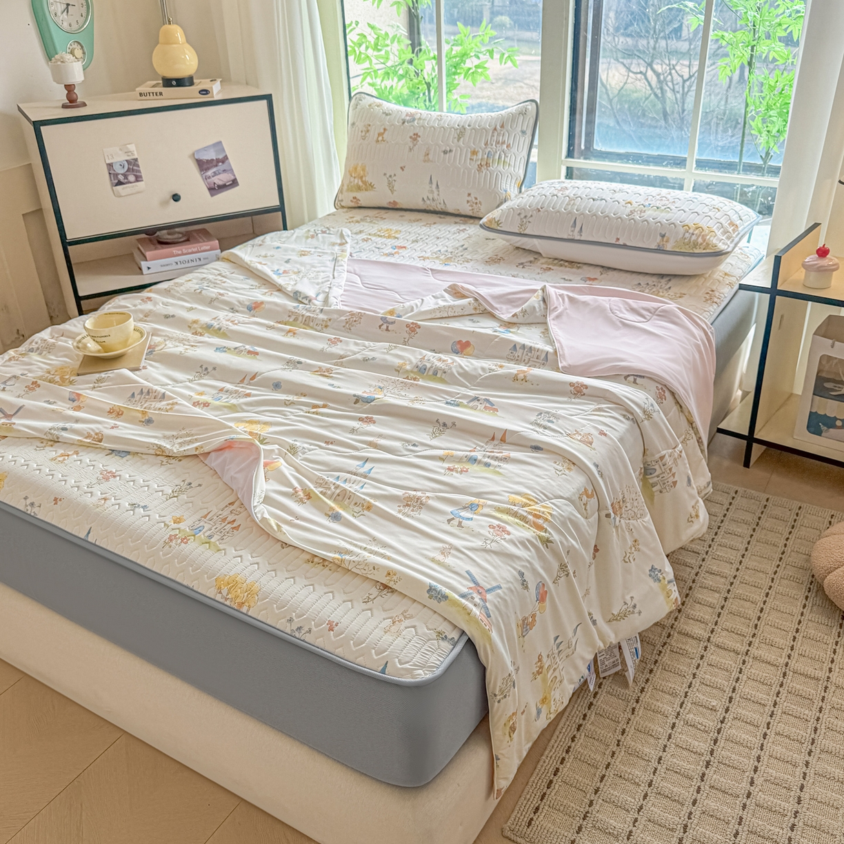 91家纺网 家纺一手货源 找家纺 莱登卡奴 2026新款新款A类凉感丝锦氨数码印花夏被四件套 浅梦田园