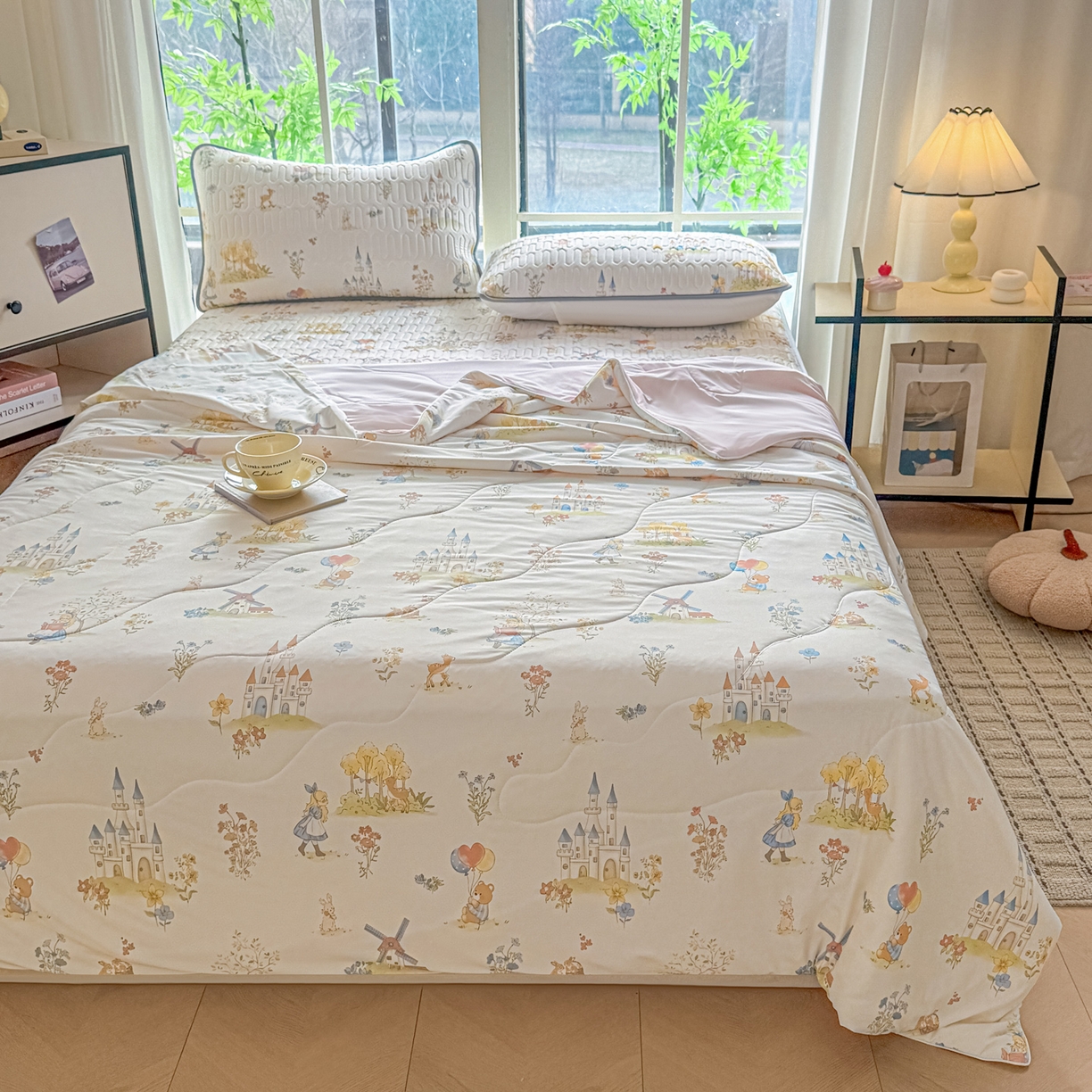 91家纺网 家纺一手货源 找家纺 莱登卡奴 2026新款新款A类凉感丝锦氨数码印花夏被四件套 浅梦田园