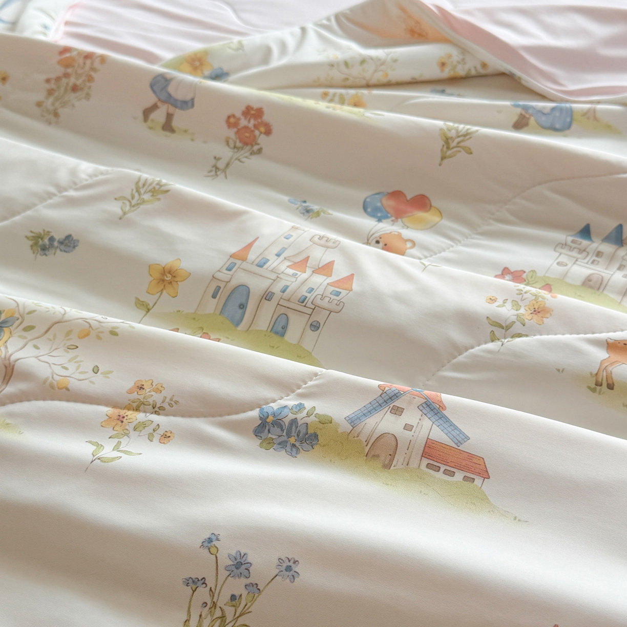 91家纺网 家纺一手货源 找家纺 莱登卡奴 2026新款新款A类凉感丝锦氨数码印花夏被四件套 浅梦田园