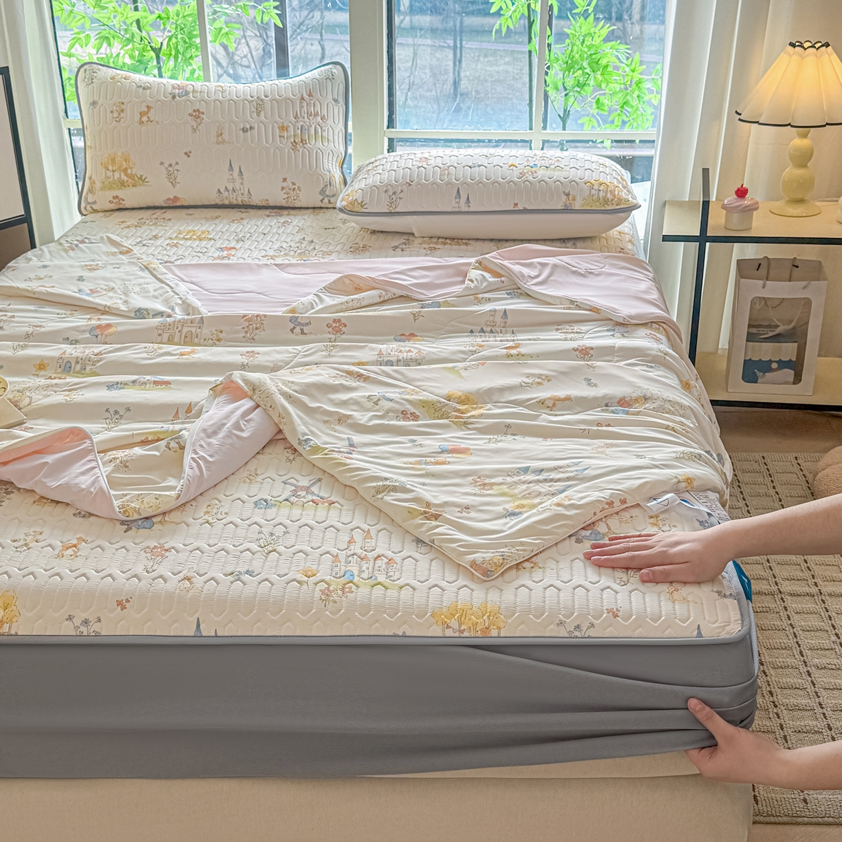 91家纺网 家纺一手货源 找家纺 莱登卡奴 2026新款新款A类凉感丝锦氨数码印花夏被四件套 浅梦田园