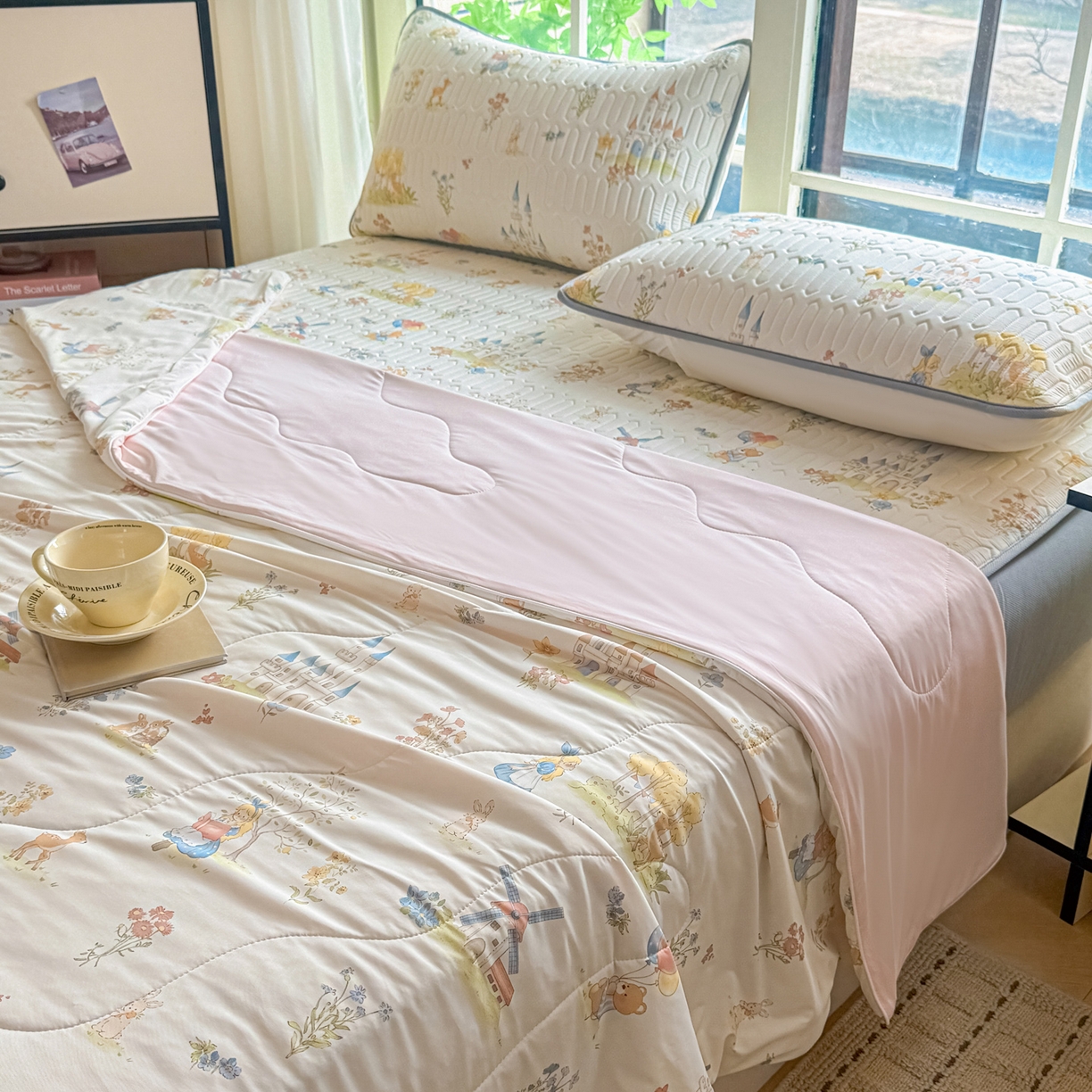 91家纺网 家纺一手货源 找家纺 莱登卡奴 2026新款新款A类凉感丝锦氨数码印花夏被四件套 浅梦田园