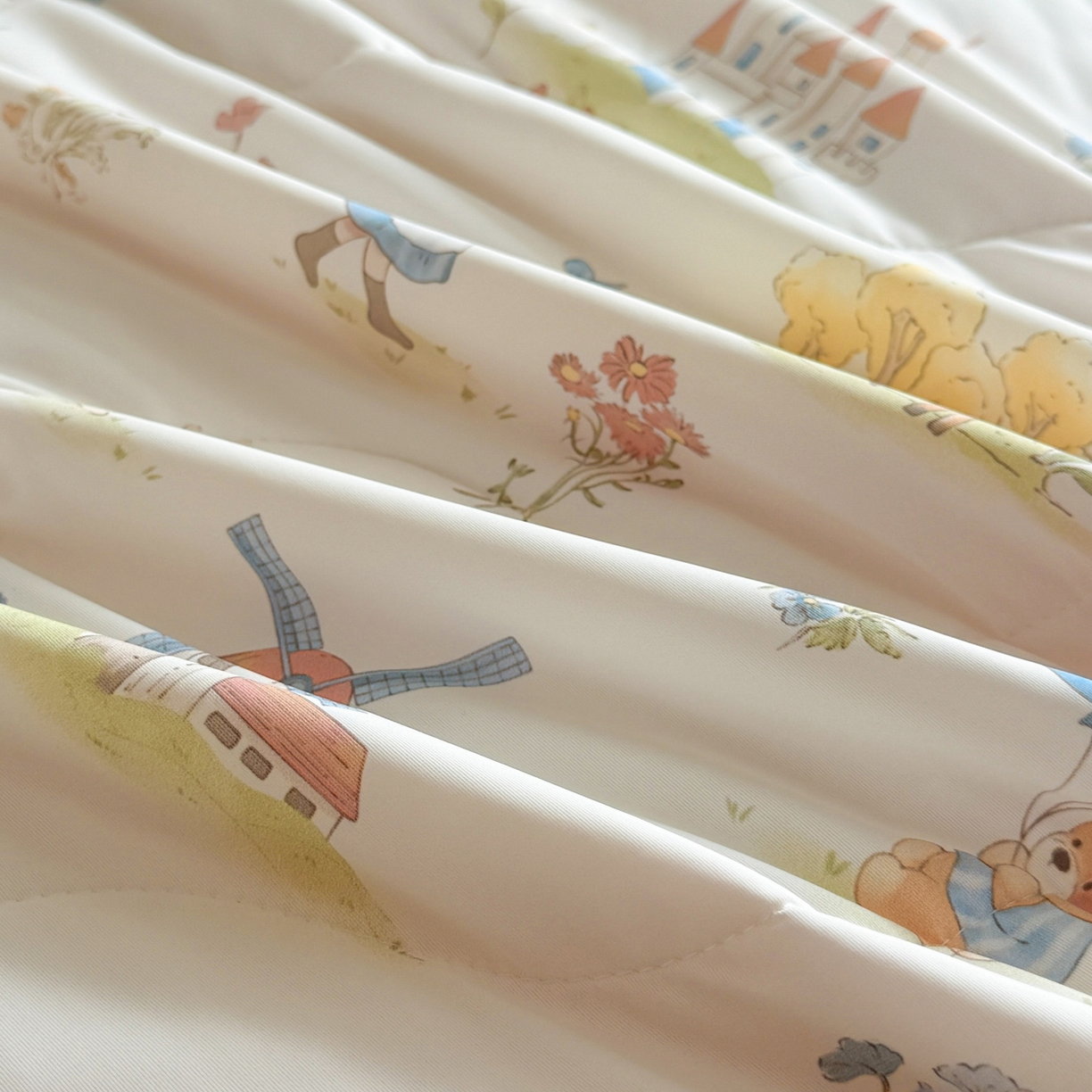 91家纺网 家纺一手货源 找家纺 莱登卡奴 2026新款新款A类凉感丝锦氨数码印花夏被四件套 浅梦田园