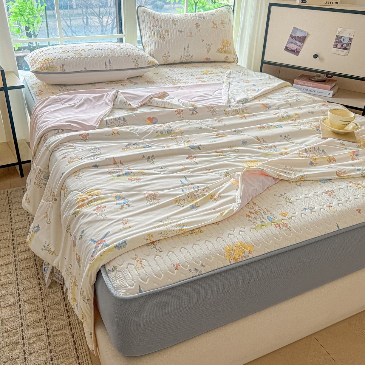 91家纺网 家纺一手货源 找家纺 莱登卡奴 2026新款新款A类凉感丝锦氨数码印花夏被四件套 浅梦田园