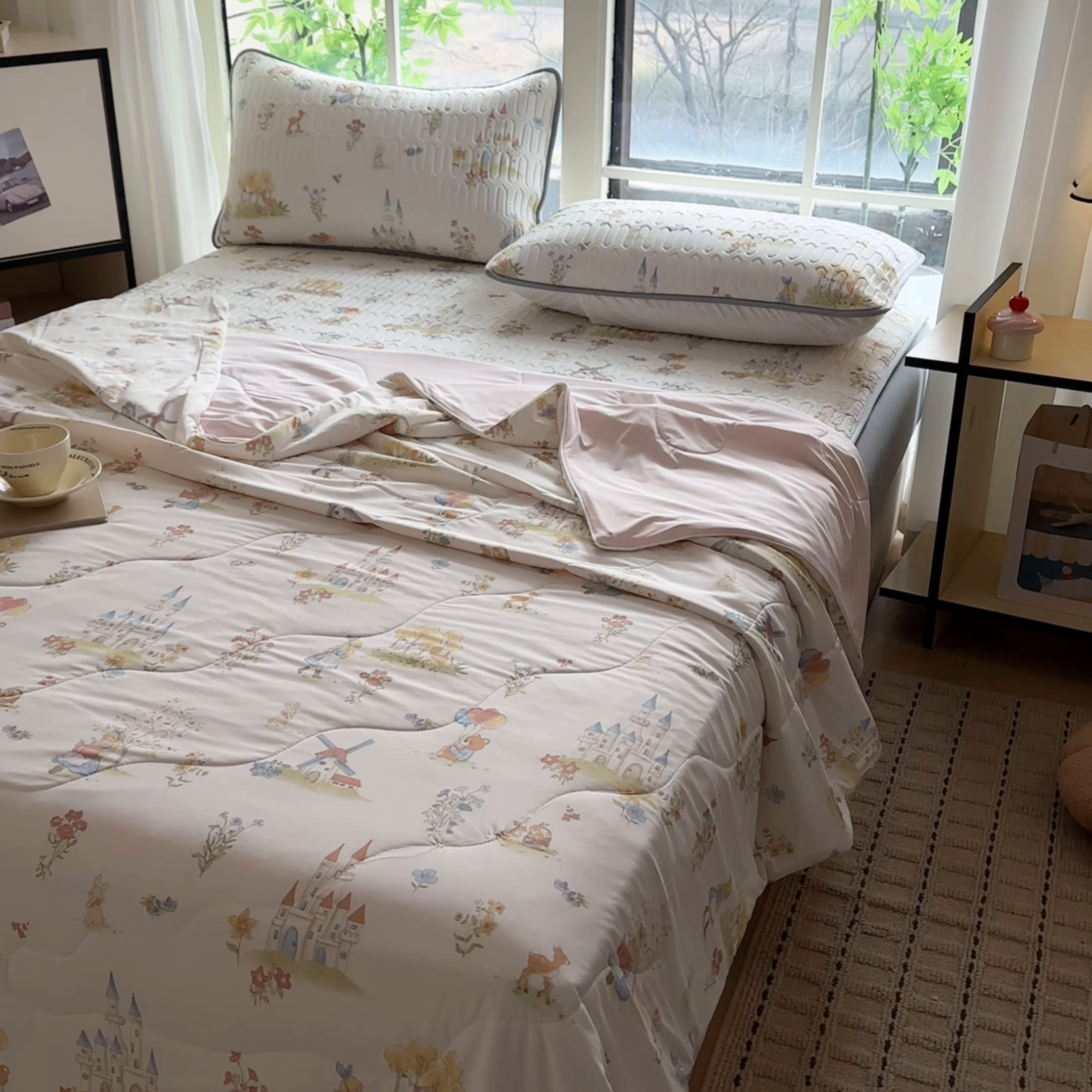 91家纺网 家纺一手货源 找家纺 莱登卡奴 2026新款新款A类凉感丝锦氨数码印花夏被四件套 浅梦田园