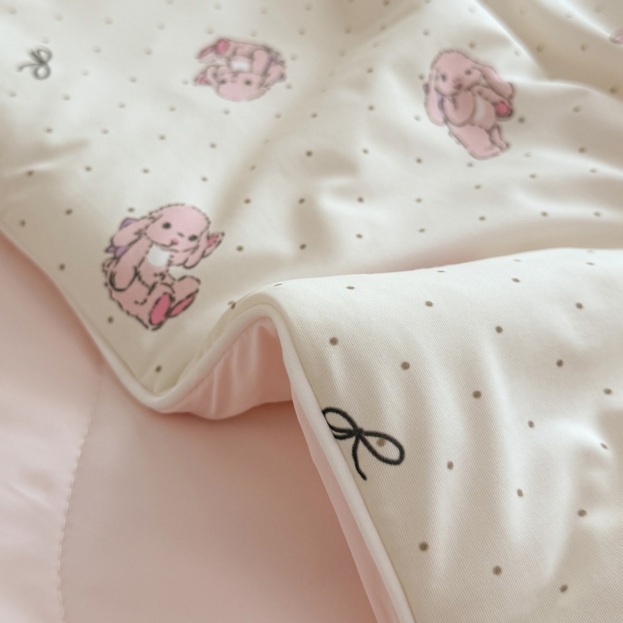 91家纺网 家纺一手货源 找家纺 莱登卡奴 2026新款新款A类凉感丝锦氨数码印花夏被四件套 甜心小兔