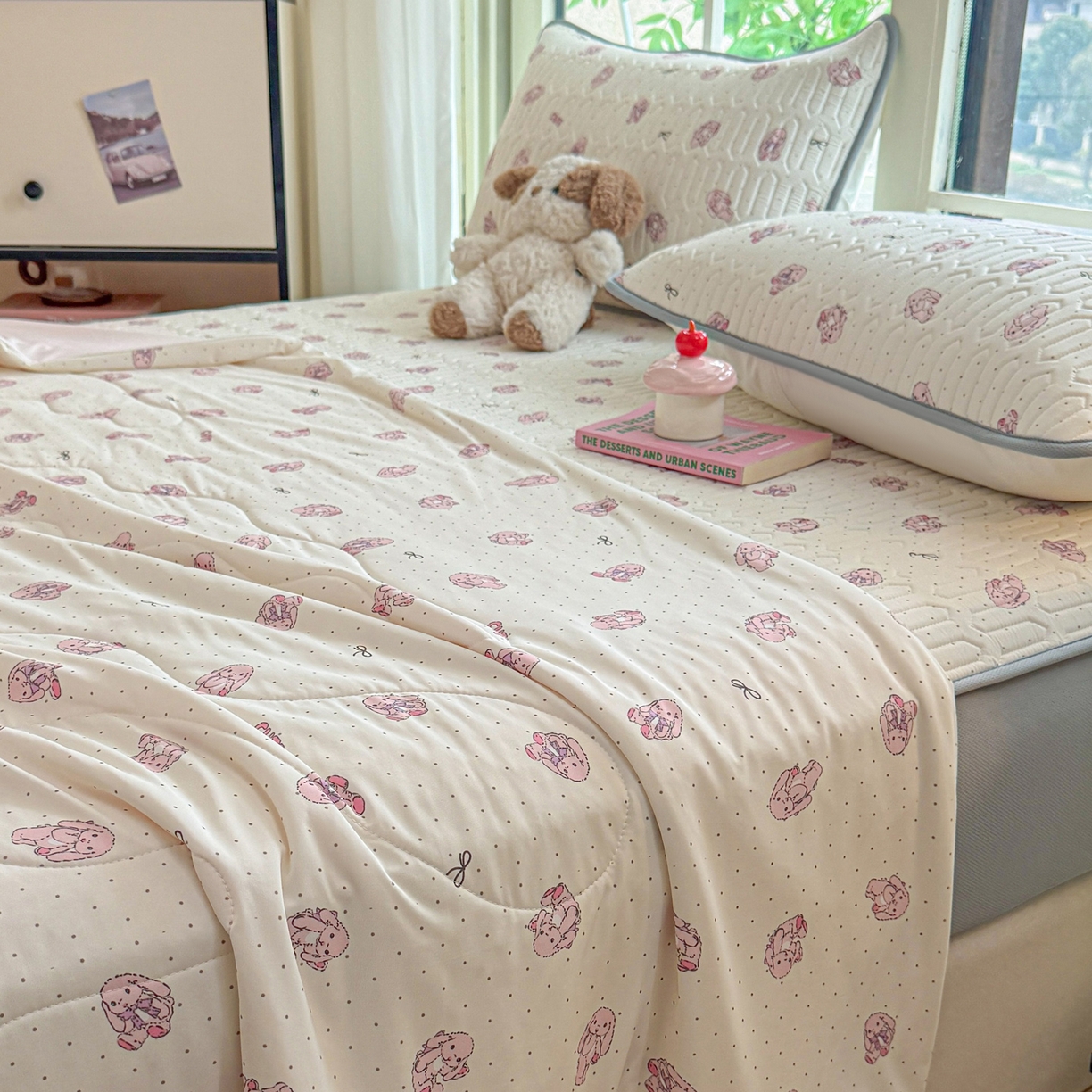 91家纺网 家纺一手货源 找家纺 莱登卡奴 2026新款新款A类凉感丝锦氨数码印花夏被四件套 甜心小兔