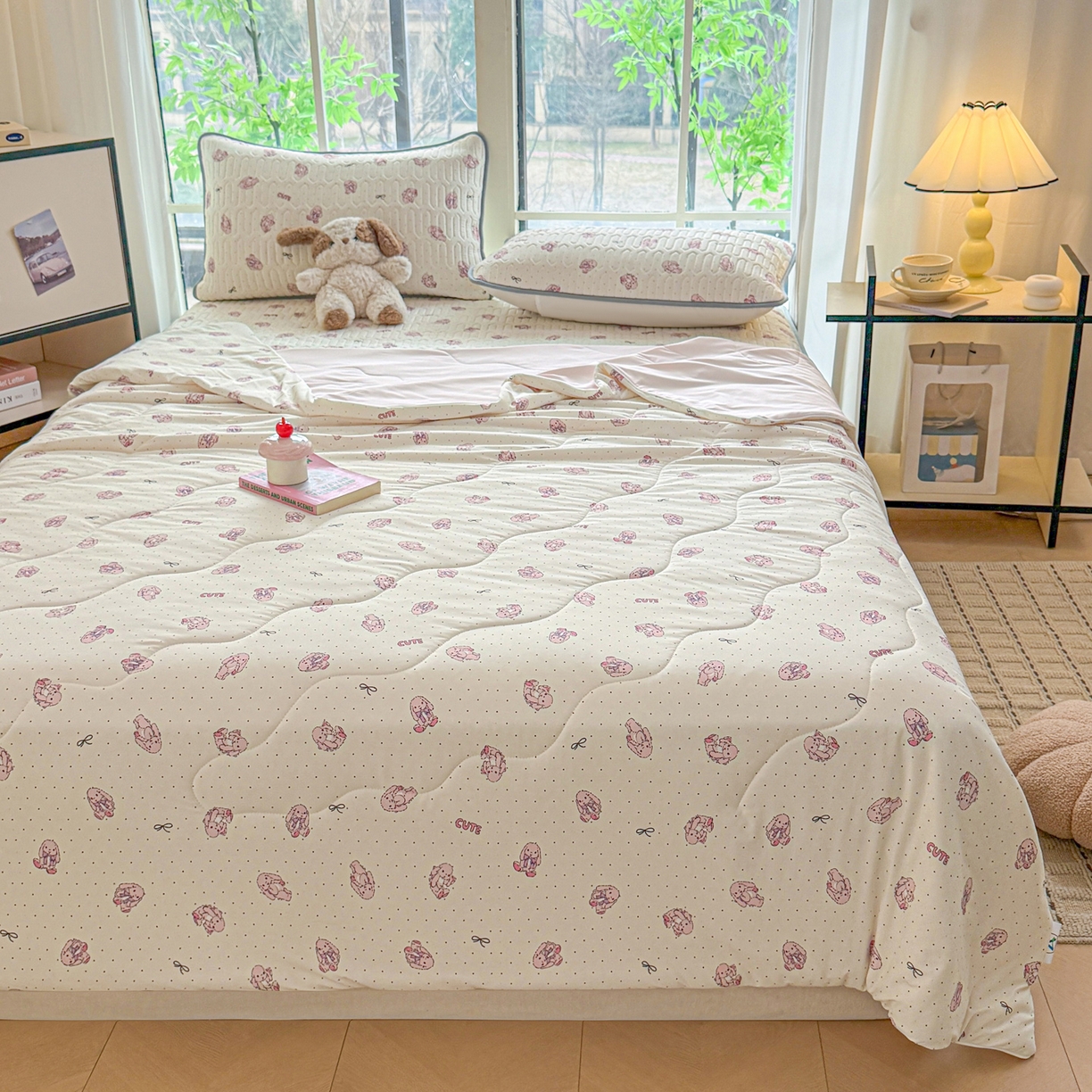 91家纺网 家纺一手货源 找家纺 莱登卡奴 2026新款新款A类凉感丝锦氨数码印花夏被四件套 甜心小兔