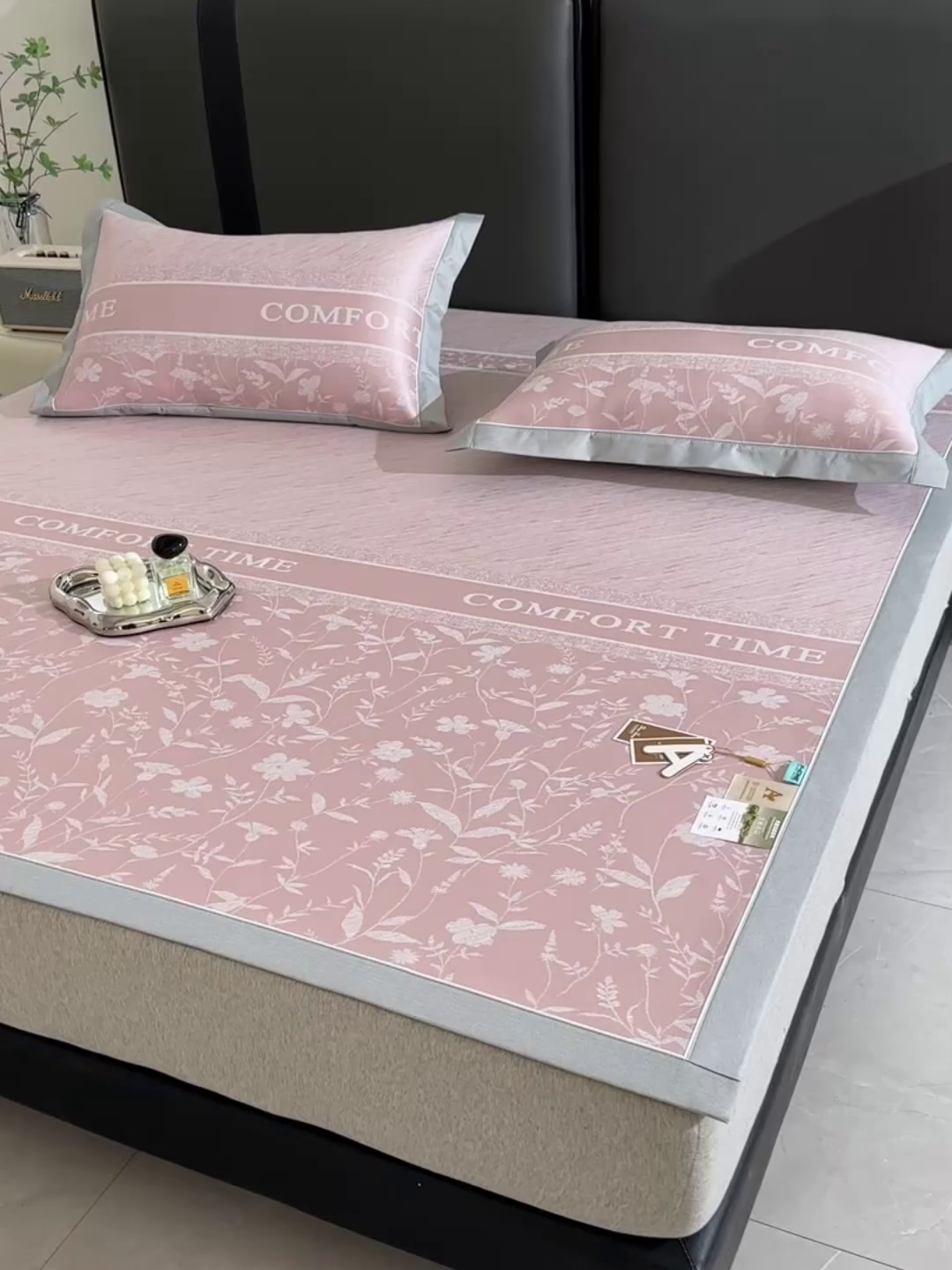 91家纺网 家纺一手货源 找家纺 小牛席业 2026春夏新款PE琉璃叶语提花凉感冰丝席席子 粉色