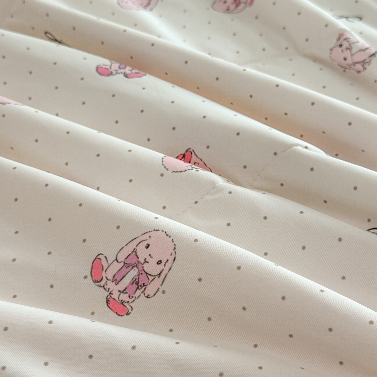 91家纺网 家纺一手货源 找家纺 莱登卡奴 2026新款新款A类凉感丝锦氨数码印花夏被四件套 甜心小兔