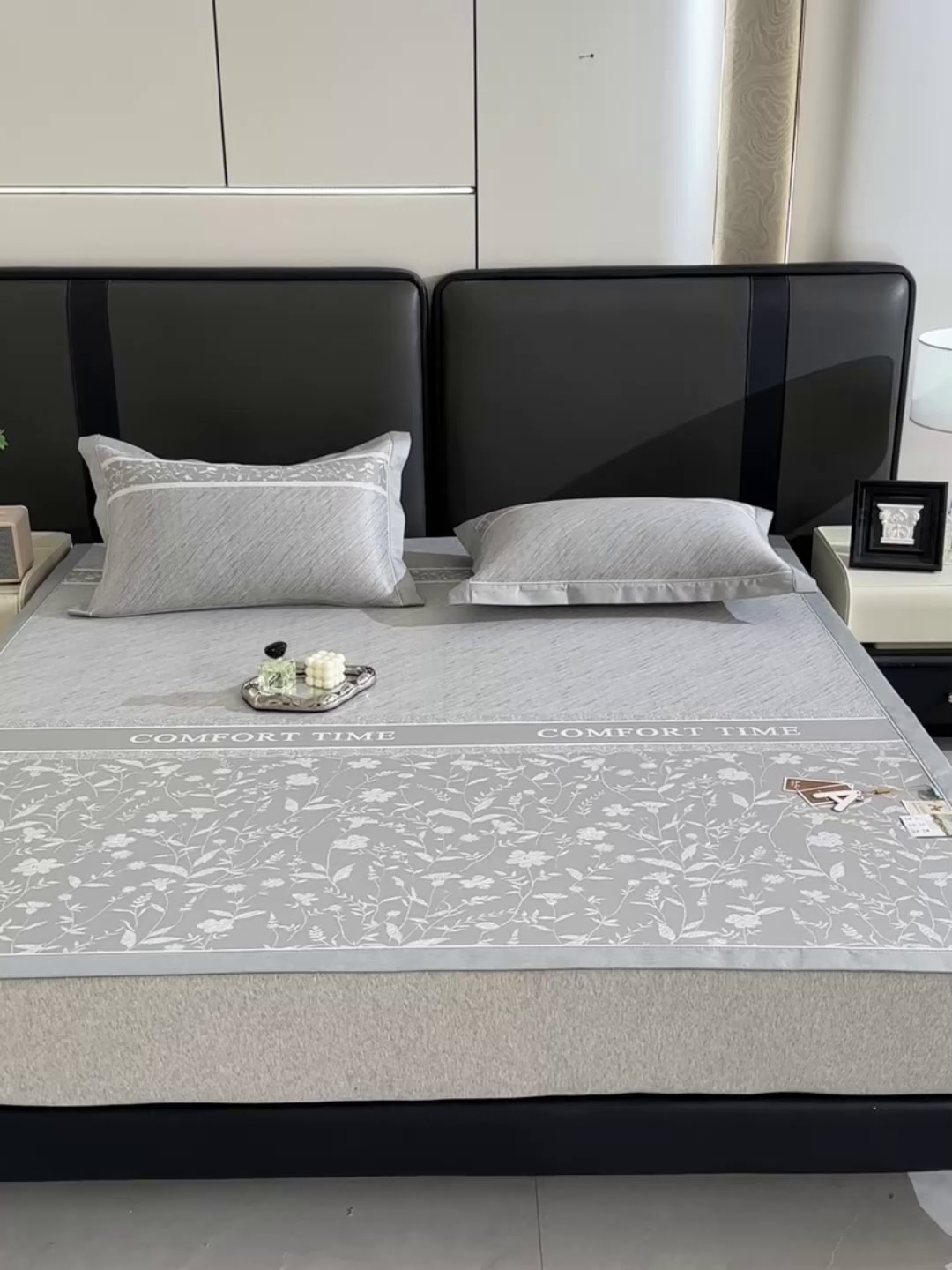 91家纺网 家纺一手货源 找家纺 小牛席业 2026春夏新款PE琉璃叶语提花凉感冰丝席席子 灰色