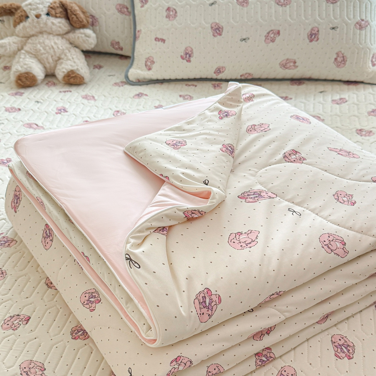 91家纺网 家纺一手货源 找家纺 莱登卡奴 2026新款新款A类凉感丝锦氨数码印花夏被四件套 甜心小兔