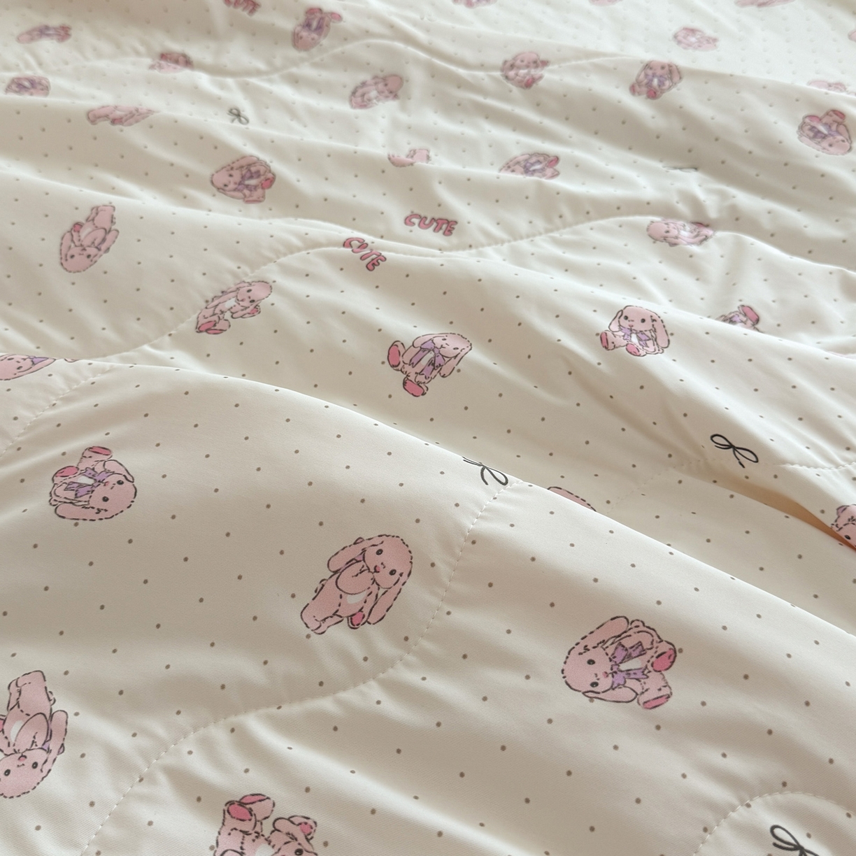 91家纺网 家纺一手货源 找家纺 莱登卡奴 2026新款新款A类凉感丝锦氨数码印花夏被四件套 甜心小兔