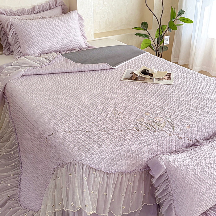 91家纺网 家纺一手货源 找家纺 （总）红夫人 2026新款凉豆豆PE高分子凉感绣花弯边床裙凉席三件套--安然影（三层花边+三明治复合+精美手提包）