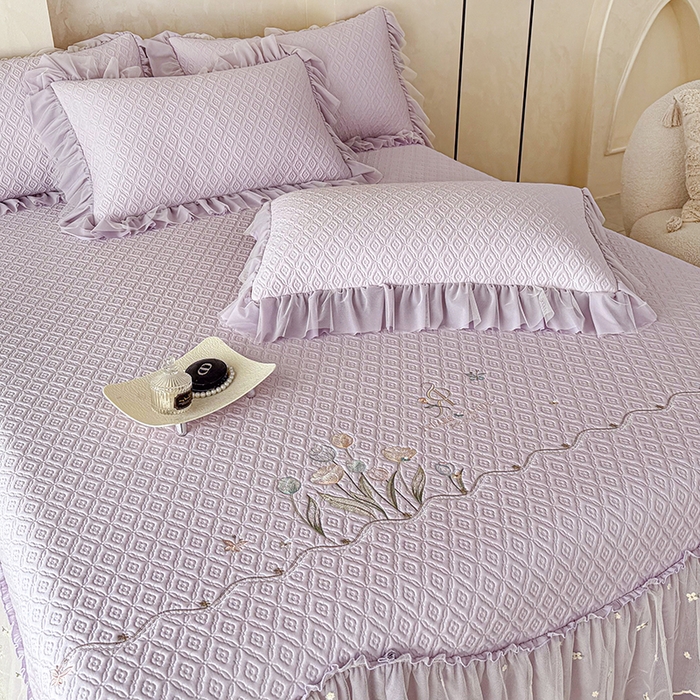 91家纺网 家纺一手货源 找家纺 （总）红夫人 2026新款凉豆豆PE高分子凉感绣花弯边床裙凉席三件套--安然影（三层花边+三明治复合+精美手提包）