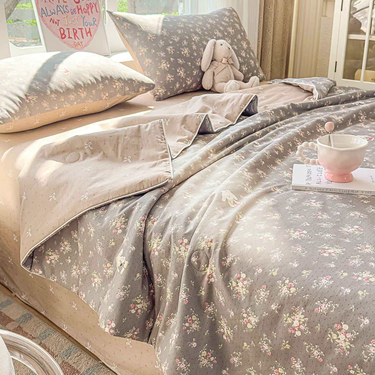 91家纺网 家纺一手货源 找家纺 典冠 2026新款100%里外全棉夏被 夏被四件套 花间采趣-咖