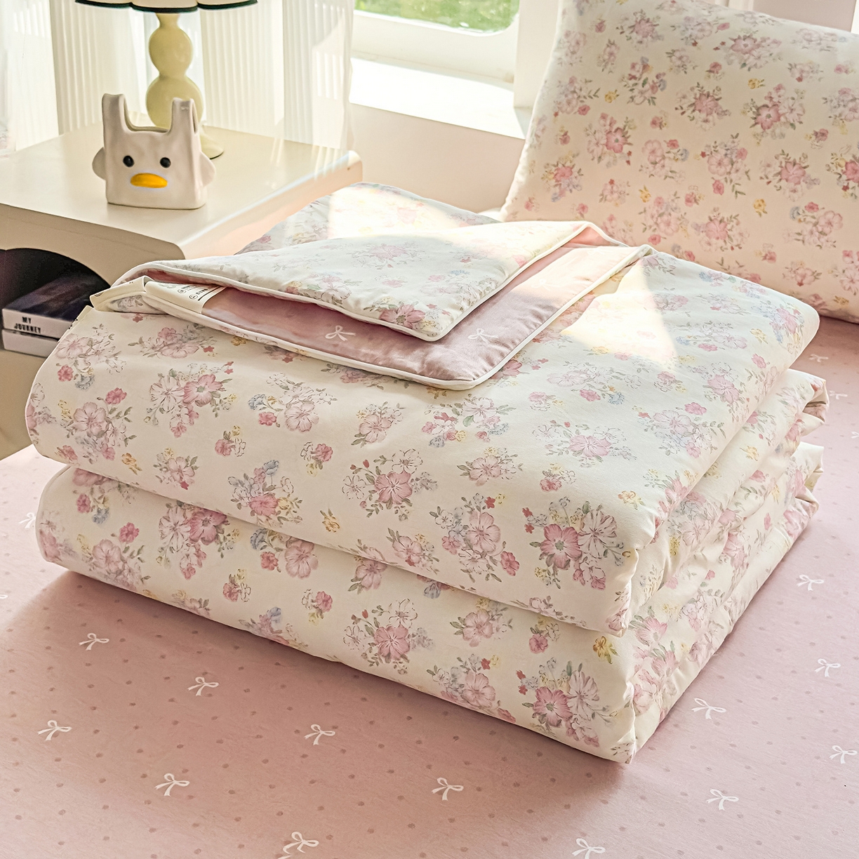 91家纺网 家纺一手货源 找家纺 典冠 2026新款100%里外全棉夏被 夏被四件套 洛琳-粉