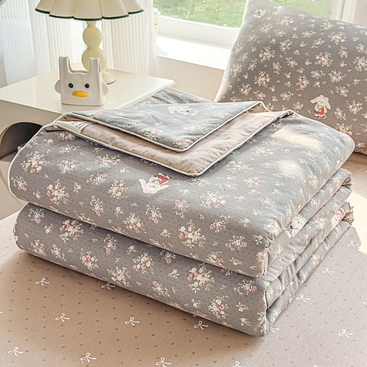 91家纺网 家纺一手货源 找家纺 典冠 2026新款100%里外全棉夏被 夏被四件套 花间采趣-咖