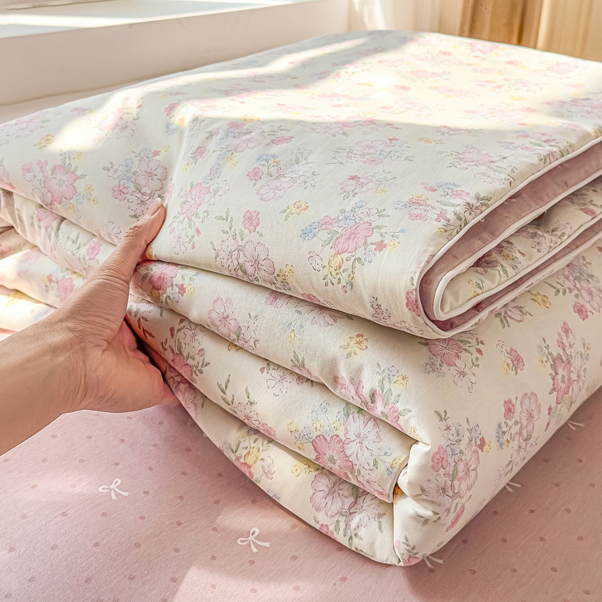 91家纺网 家纺一手货源 找家纺 典冠 2026新款100%里外全棉夏被 夏被四件套 洛琳-粉