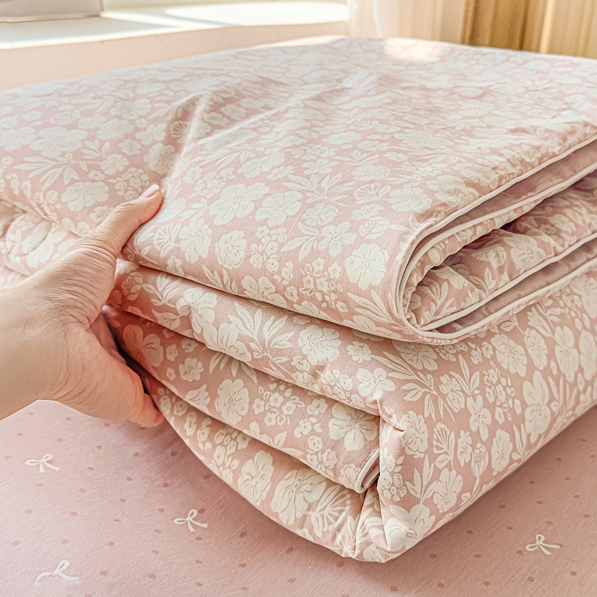 91家纺网 家纺一手货源 找家纺 典冠 2026新款100%里外全棉夏被 夏被四件套 云汐花絮-粉