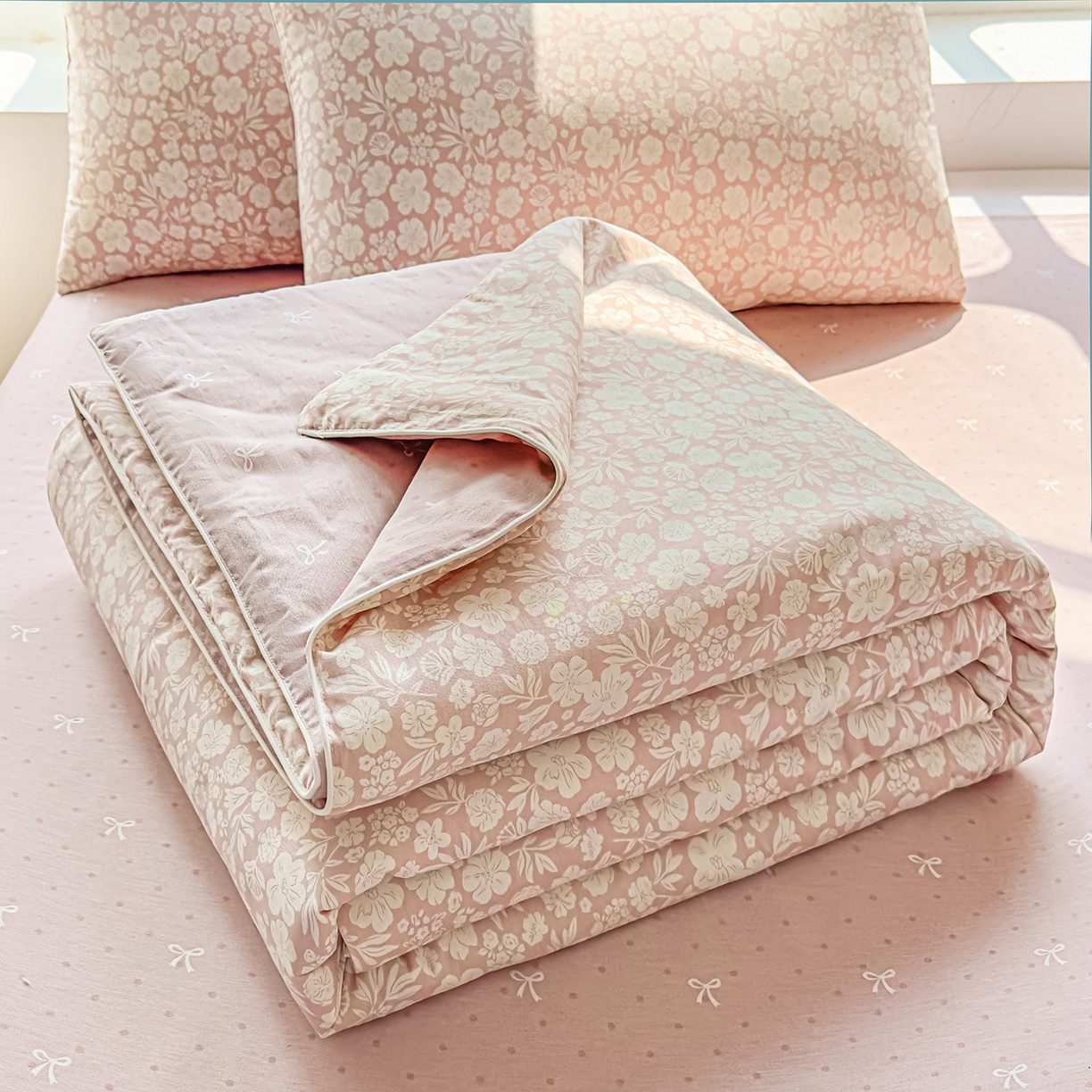 91家纺网 家纺一手货源 找家纺 典冠 2026新款100%里外全棉夏被 夏被四件套 云汐花絮-粉