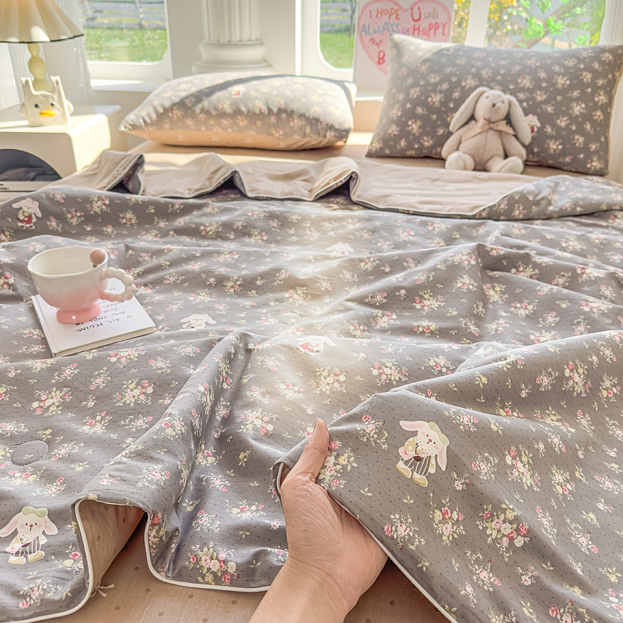 91家纺网 家纺一手货源 找家纺 典冠 2026新款100%里外全棉夏被 夏被四件套 花间采趣-咖