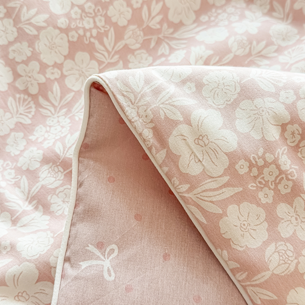 91家纺网 家纺一手货源 找家纺 典冠 2026新款100%里外全棉夏被 夏被四件套 云汐花絮-粉