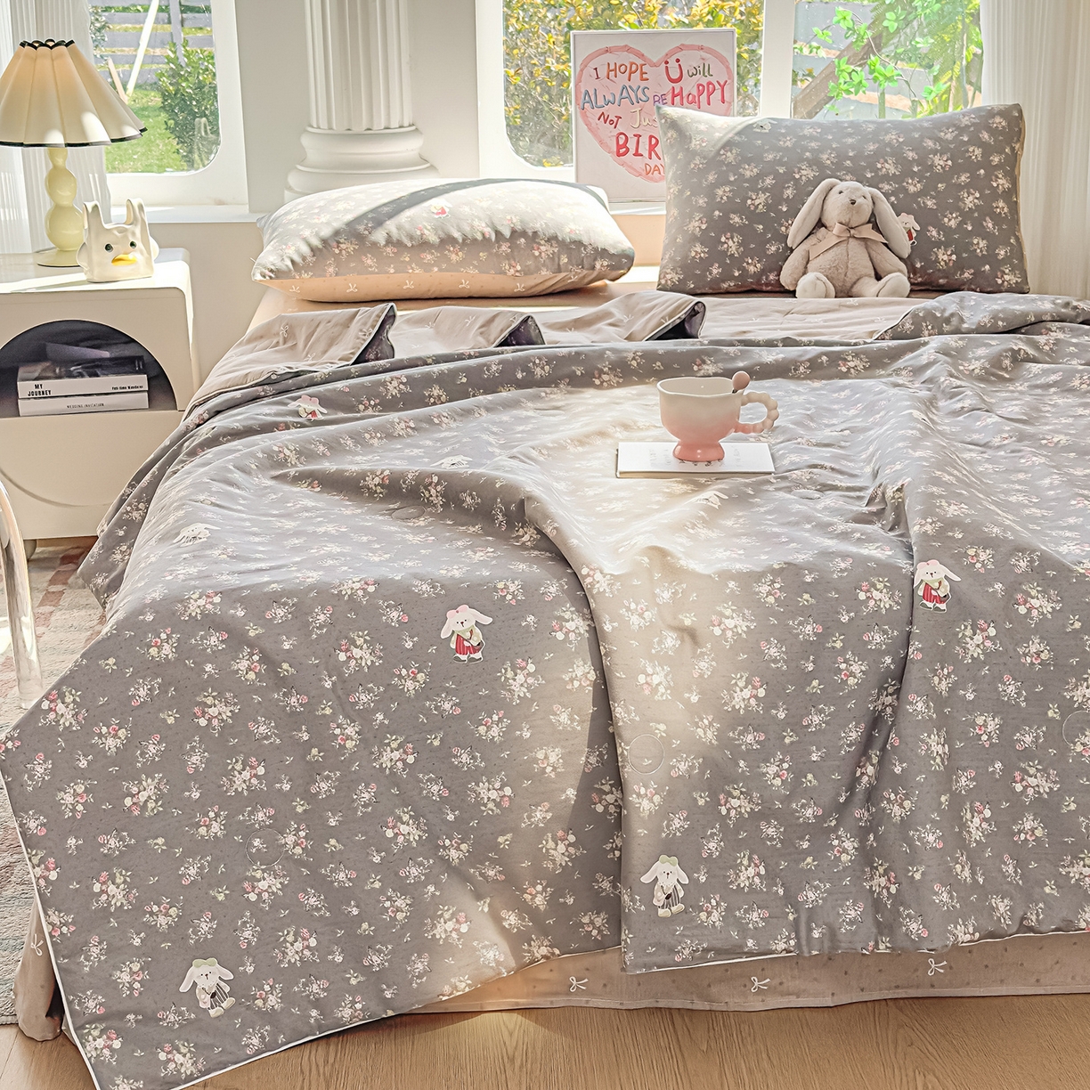 91家纺网 家纺一手货源 找家纺 典冠 2026新款100%里外全棉夏被 夏被四件套 花间采趣-咖