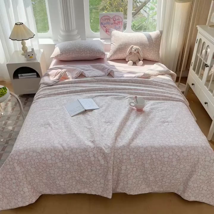 91家纺网 家纺一手货源 找家纺 典冠 2026新款100%里外全棉夏被 夏被四件套 云汐花絮-粉