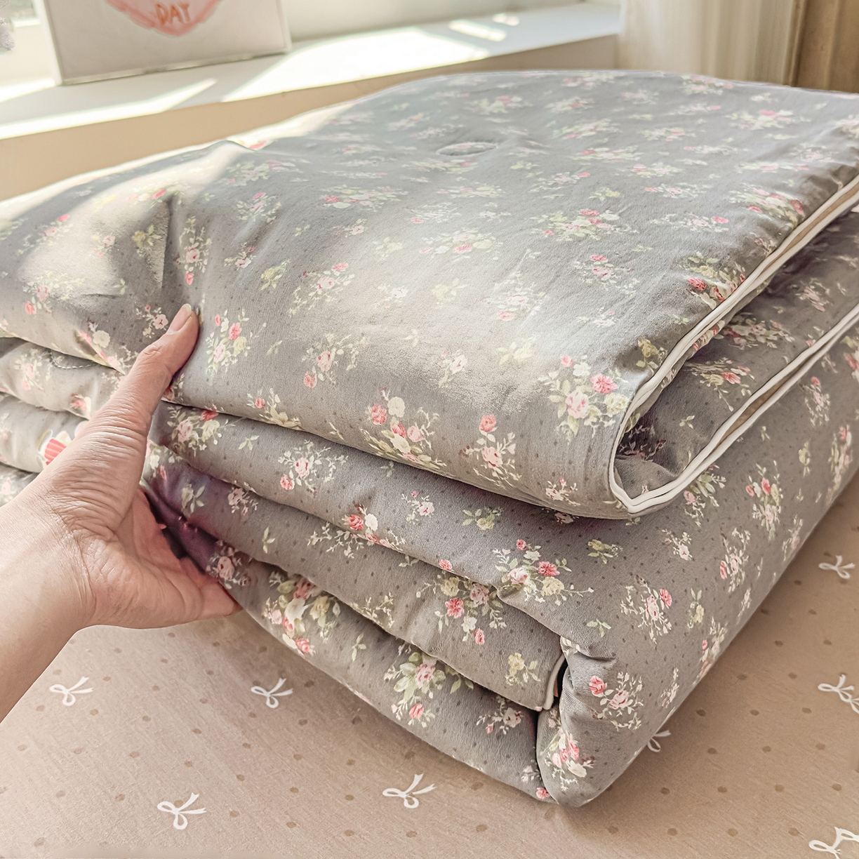 91家纺网 家纺一手货源 找家纺 典冠 2026新款100%里外全棉夏被 夏被四件套 花间采趣-咖