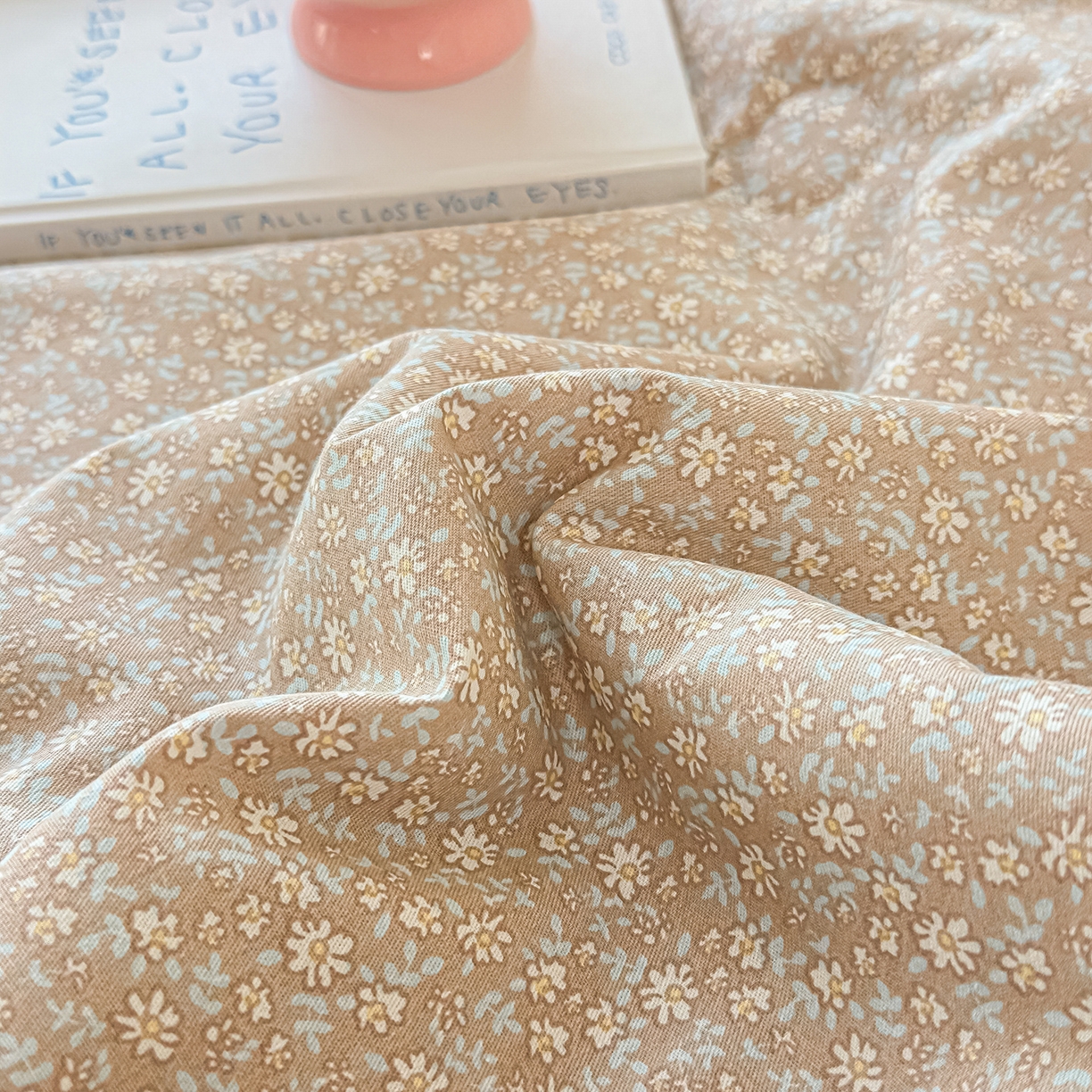 91家纺网 家纺一手货源 找家纺 典冠 2026新款100%里外全棉夏被 夏被四件套 碎花拾影-咖