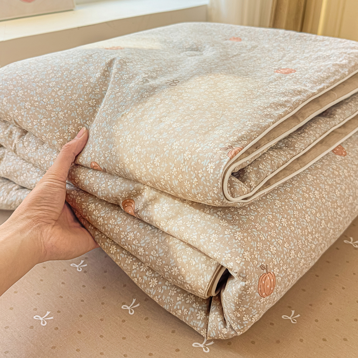 91家纺网 家纺一手货源 找家纺 典冠 2026新款100%里外全棉夏被 夏被四件套 碎花拾影-咖