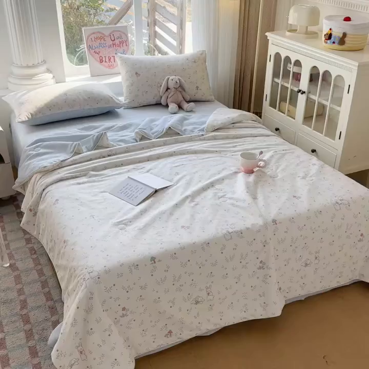 91家纺网 家纺一手货源 找家纺 典冠 2026新款100%里外全棉夏被 夏被四件套 觅时光-兰