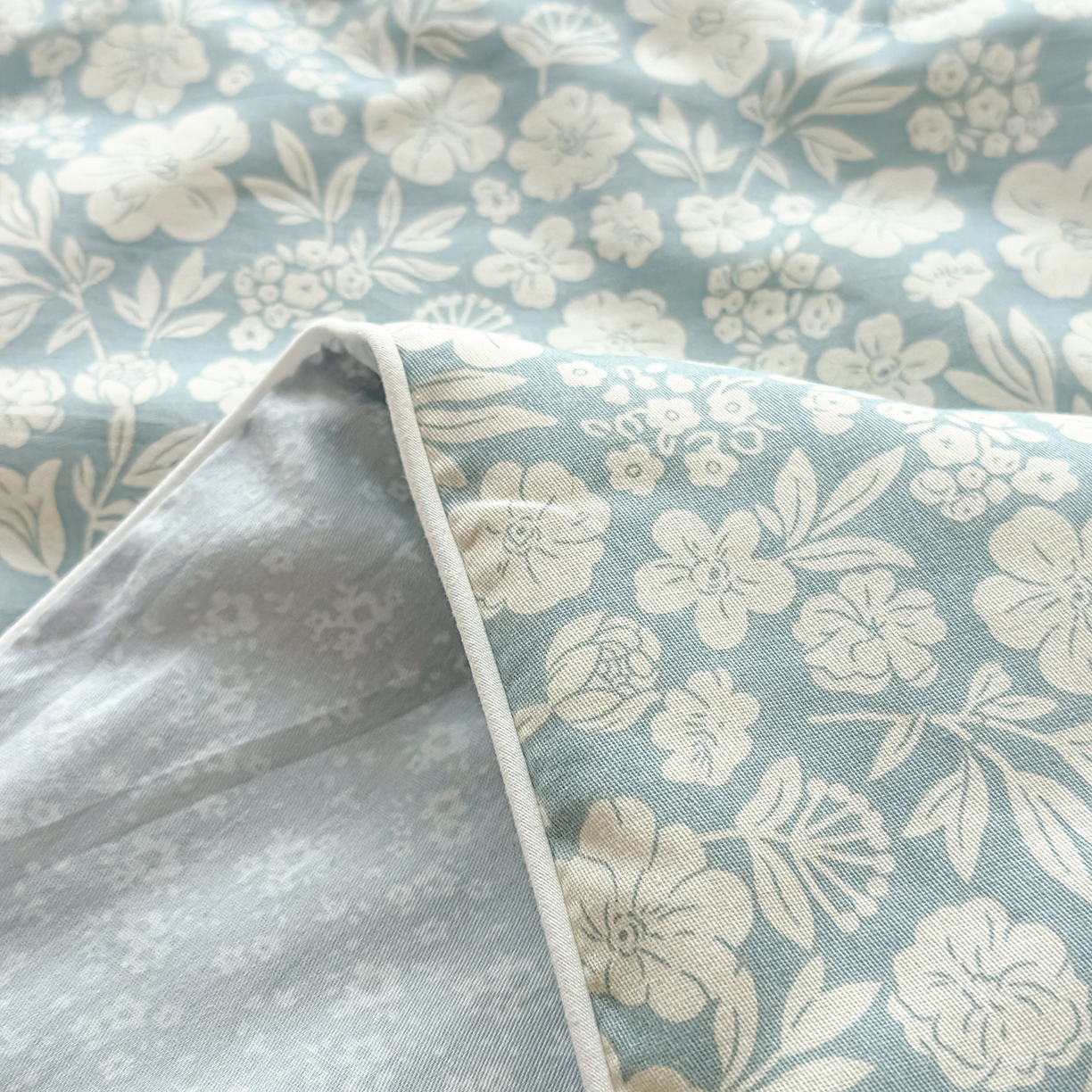 91家纺网 家纺一手货源 找家纺 典冠 2026新款100%里外全棉夏被 夏被四件套 云汐花絮-兰