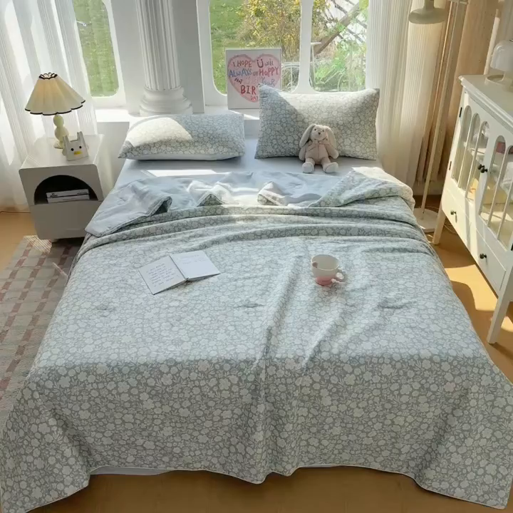 91家纺网 家纺一手货源 找家纺 典冠 2026新款100%里外全棉夏被 夏被四件套 云汐花絮-兰