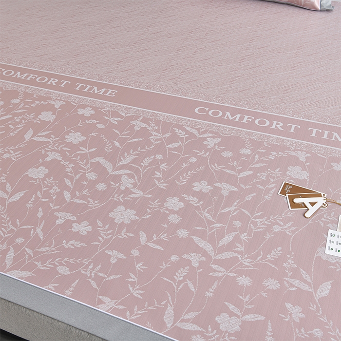 91家纺网 家纺一手货源 找家纺 小牛席业 2026春夏新款PE琉璃叶语提花凉感冰丝席席子-床笠款 粉色