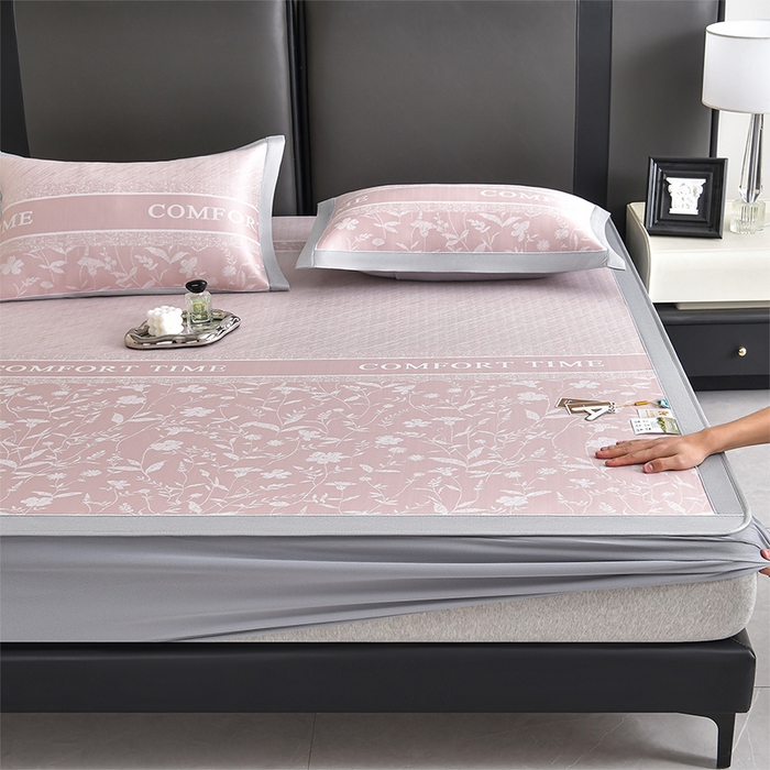 91家纺网 家纺一手货源 找家纺 小牛席业 2026春夏新款PE琉璃叶语提花凉感冰丝席席子-床笠款 粉色