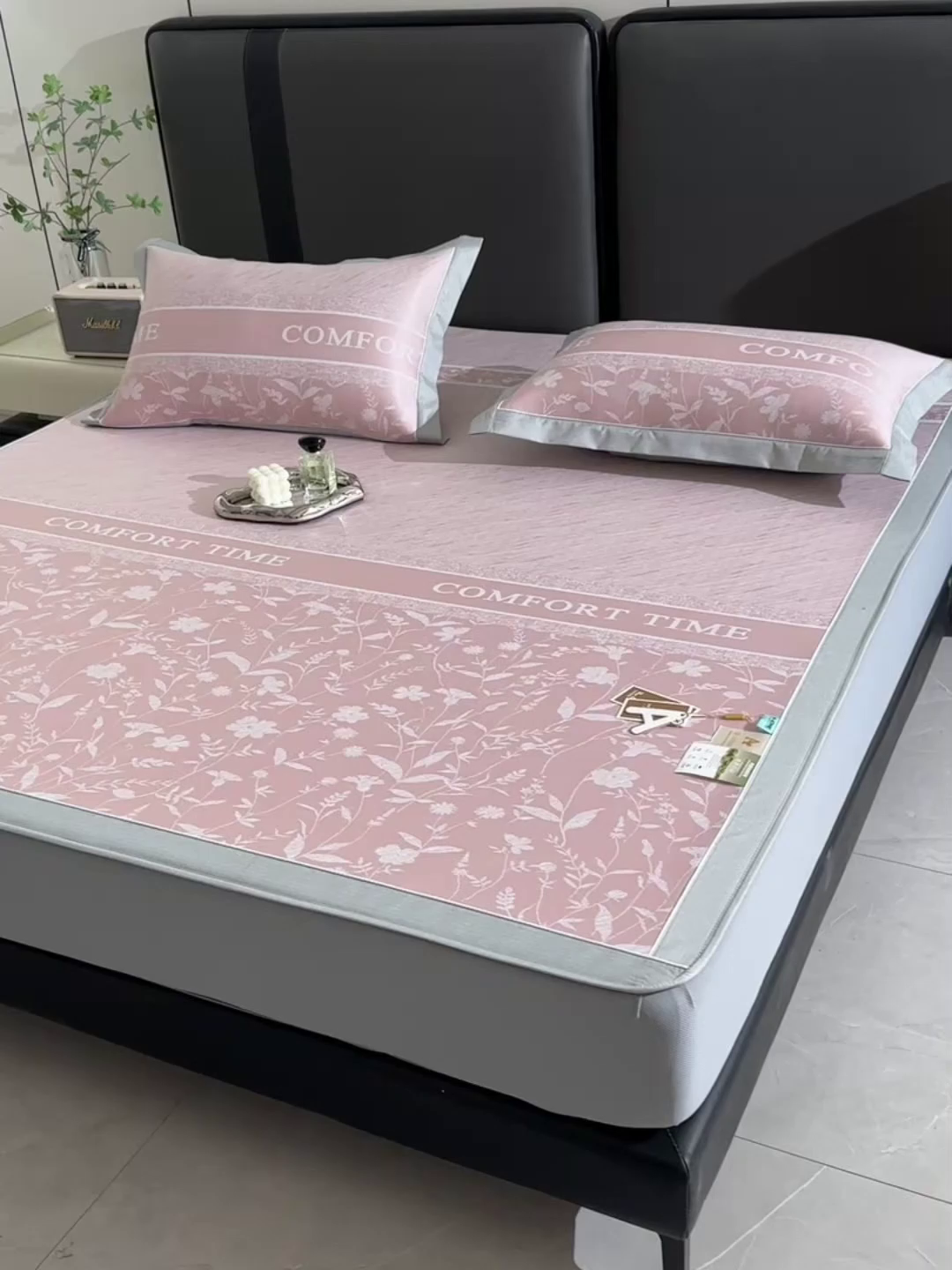 91家纺网 家纺一手货源 找家纺 小牛席业 2026春夏新款PE琉璃叶语提花凉感冰丝席席子-床笠款 粉色