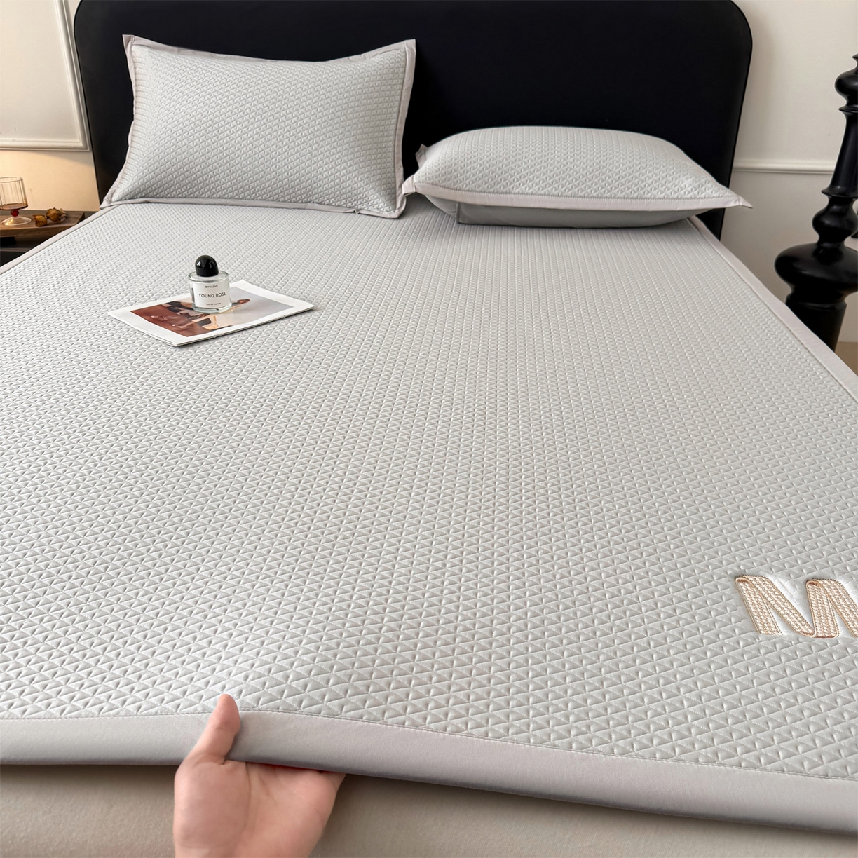 91家纺网 家纺一手货源 找家纺 叠派家纺 2026新款夏季高端竹席pe藤席空调软席可水洗席子凉席-慕尚M纹 床席款-慕尚M纹-灰