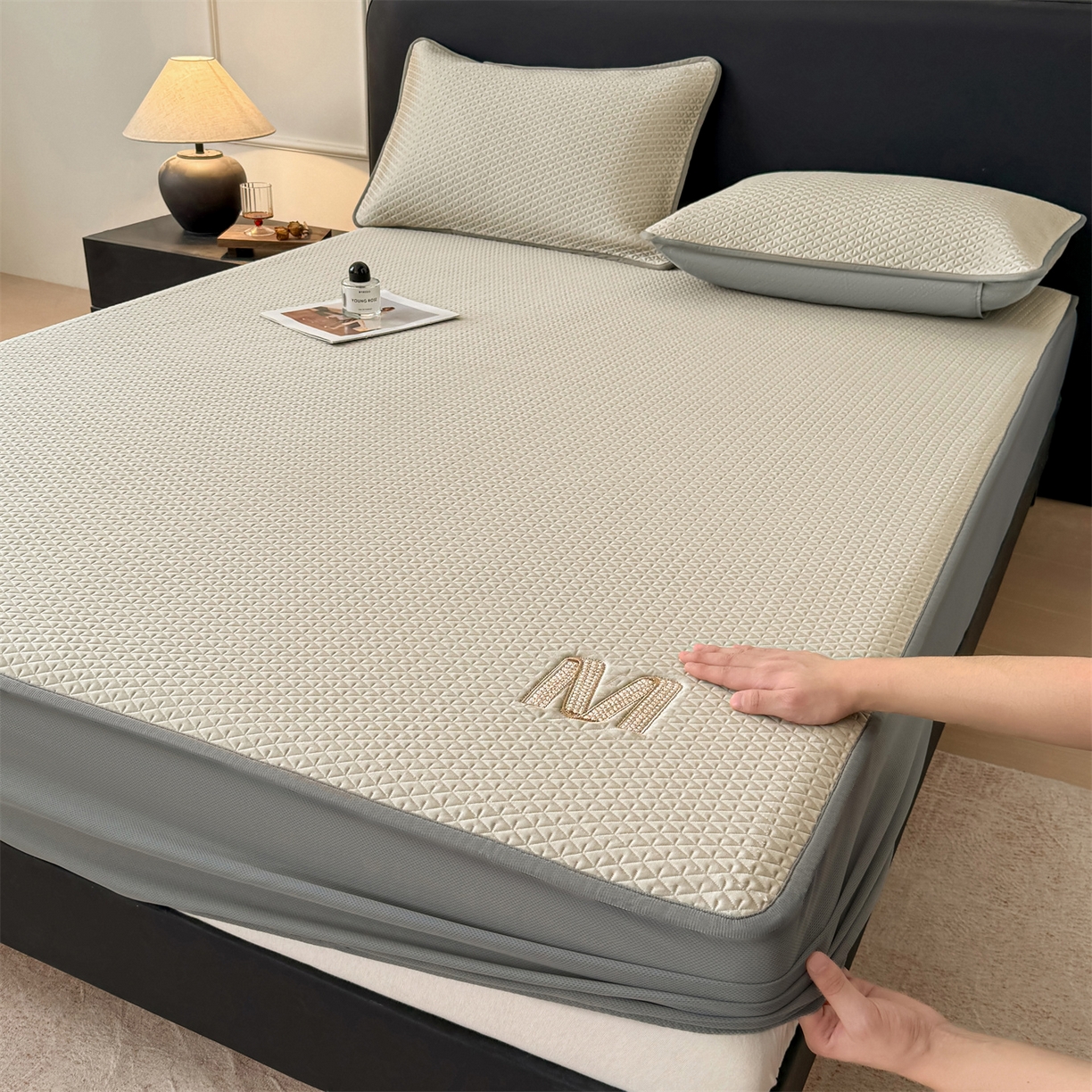 91家纺网 家纺一手货源 找家纺 叠派家纺 2026新款夏季高端竹席pe藤席空调软席可水洗席子凉席-慕尚M纹 床笠款-慕尚M纹-咖