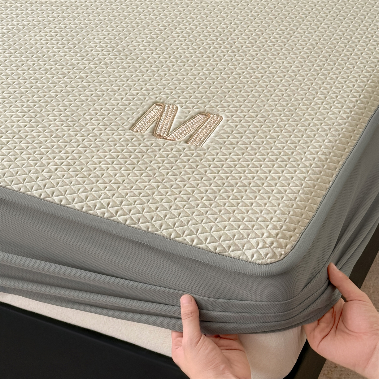 91家纺网 家纺一手货源 找家纺 叠派家纺 2026新款夏季高端竹席pe藤席空调软席可水洗席子凉席-慕尚M纹 床笠款-慕尚M纹-咖