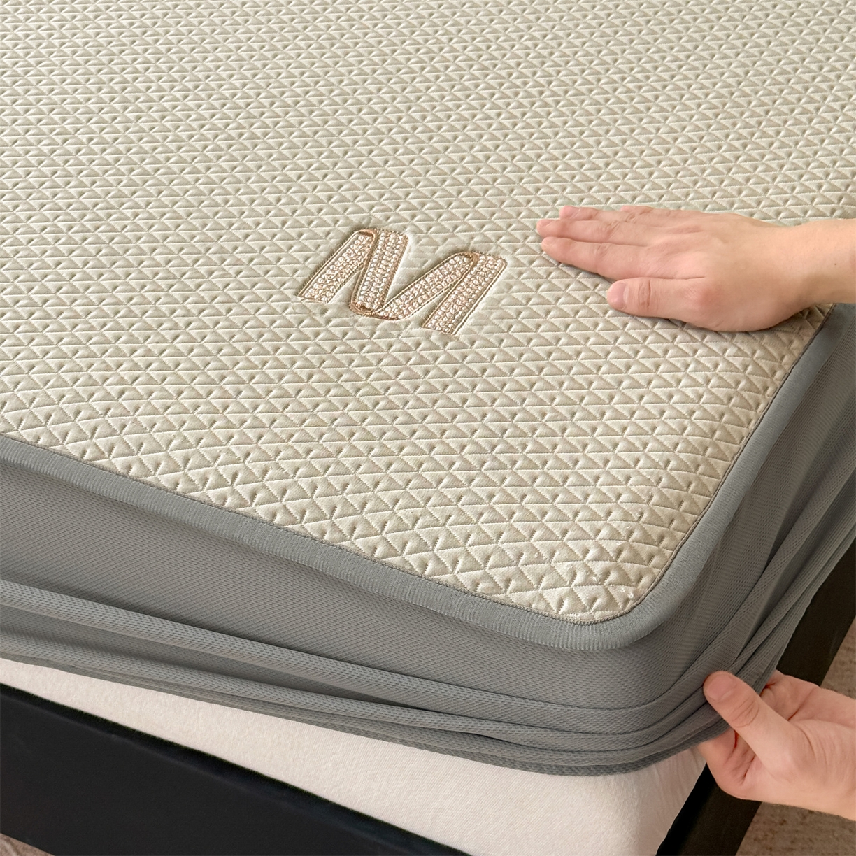 91家纺网 家纺一手货源 找家纺 叠派家纺 2026新款夏季高端竹席pe藤席空调软席可水洗席子凉席-慕尚M纹 床笠款-慕尚M纹-咖