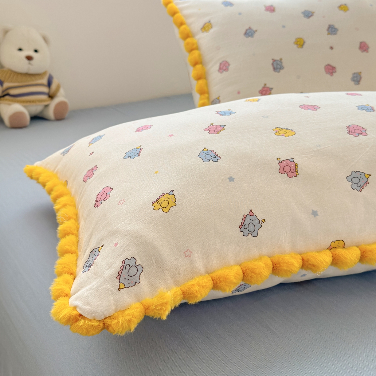 91家纺网 家纺一手货源 找家纺 丽涵家纺 2026新款全棉纯棉双层纱毛球花边单品枕套枕套单件 小怪兽