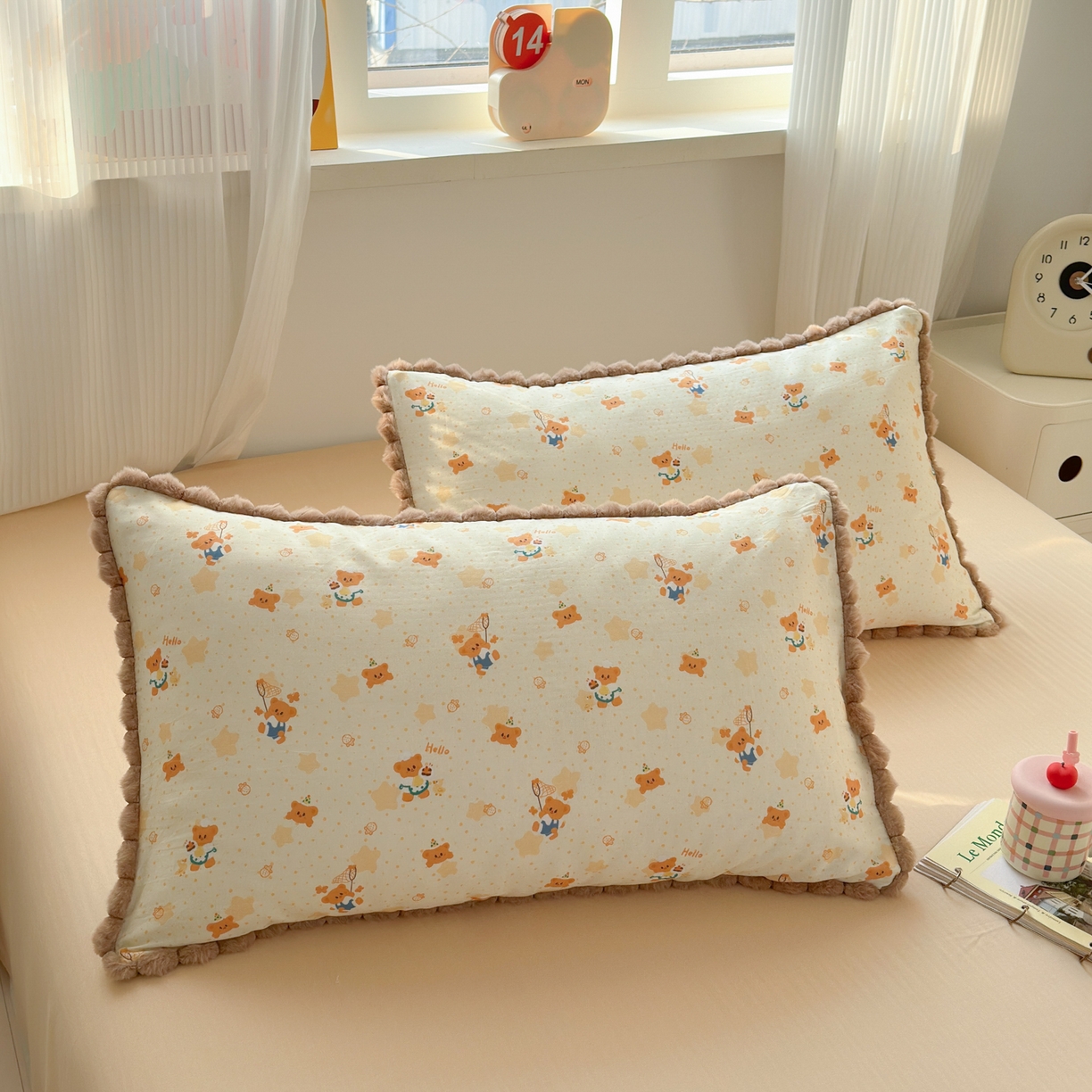 91家纺网 家纺一手货源 找家纺 丽涵家纺 2026新款全棉纯棉双层纱毛球花边单品枕套枕套单件 小熊郊游