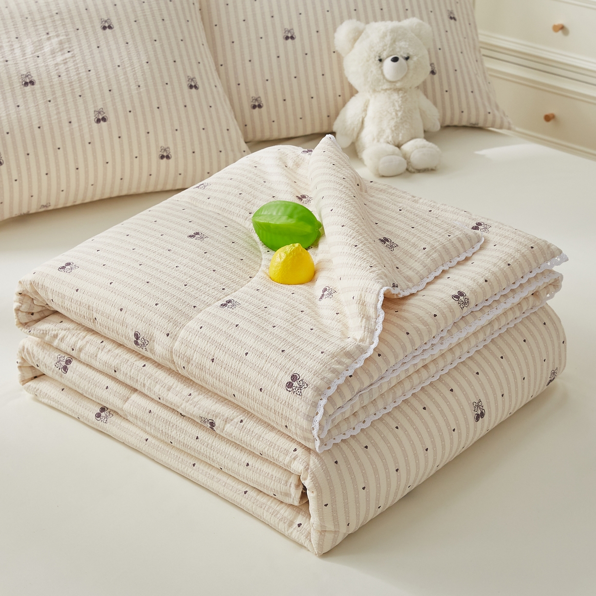 91家纺网 家纺一手货源 找家纺 帕芬鸟家纺 2026春夏新款双层皱皱纱水洗棉大豆夏被夏凉被空调被 爱心樱桃