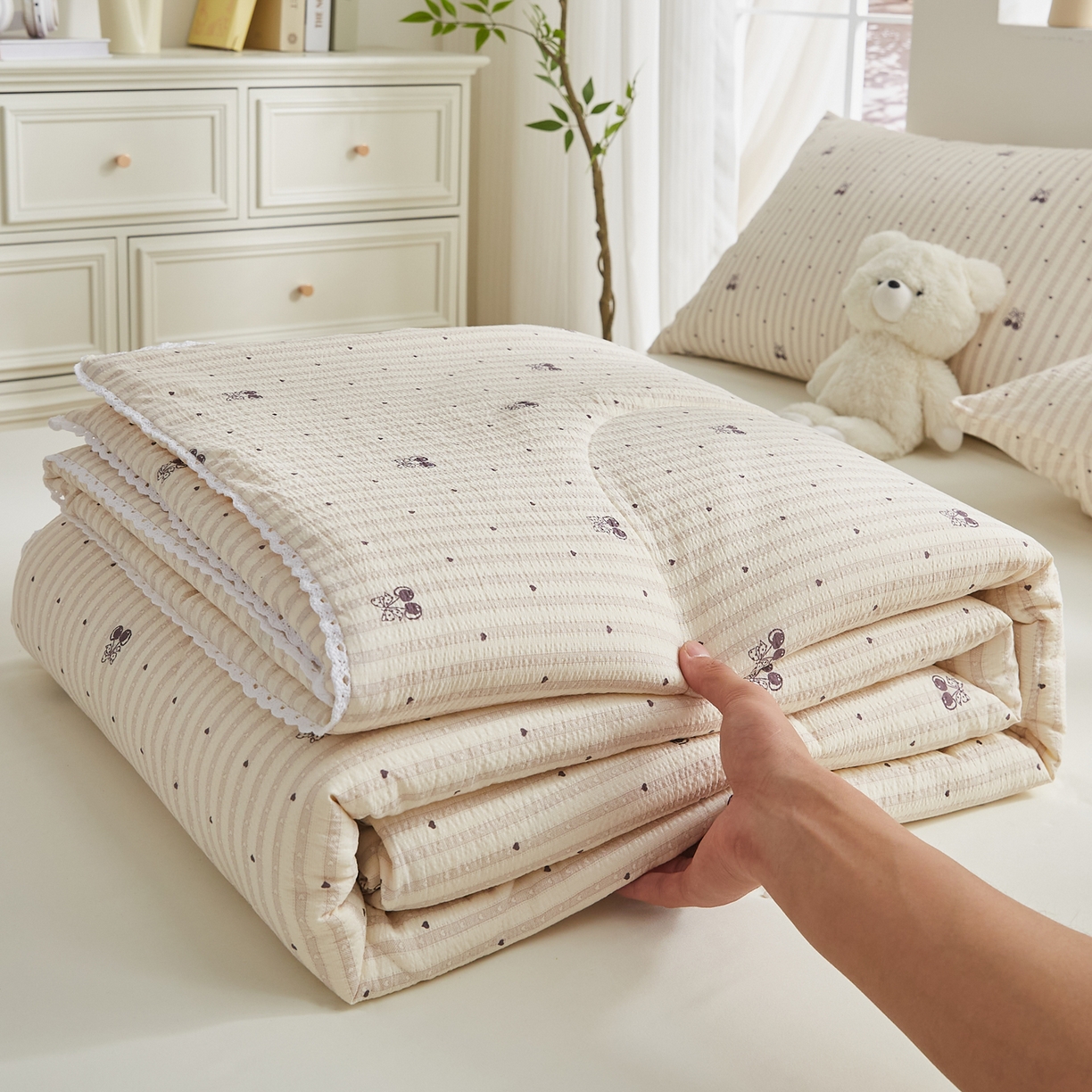 91家纺网 家纺一手货源 找家纺 帕芬鸟家纺 2026春夏新款双层皱皱纱水洗棉大豆夏被夏凉被空调被 爱心樱桃