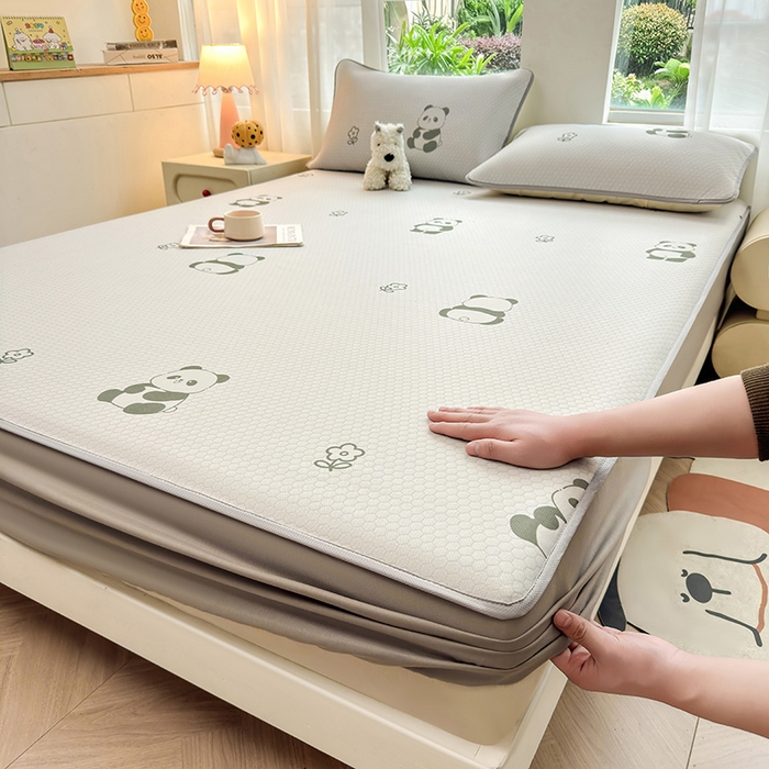 91家纺网 家纺一手货源 找家纺 义博家纺 2026新款碳光冰丝席5D印花床笠款 小熊猫