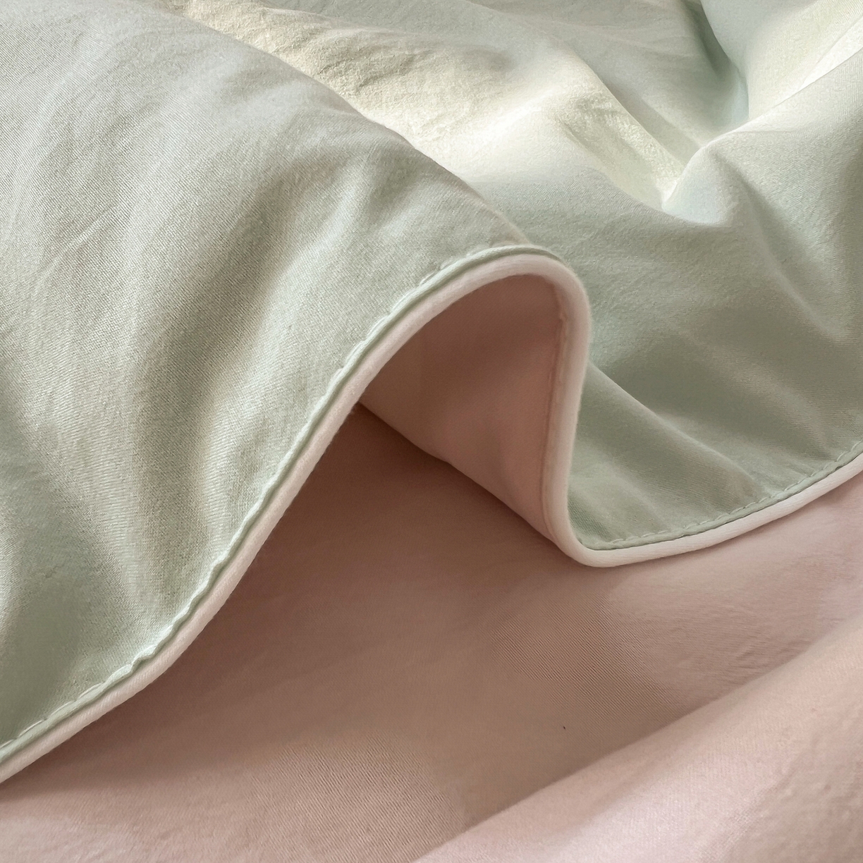 91家纺网 家纺一手货源 找家纺 冕悠家纺 2026春夏新款A类高克重超级无敌柔软水洗棉拼色夏被空调被夏凉被四件套 春芜绿+藕粉-夏凉被