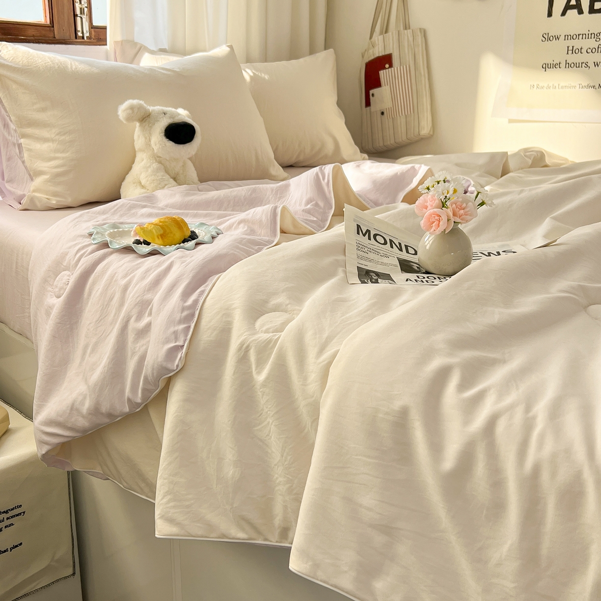 91家纺网 家纺一手货源 找家纺 冕悠家纺 2026春夏新款A类高克重超级无敌柔软水洗棉拼色夏被空调被夏凉被四件套 幕山紫+芝士粉-夏凉被