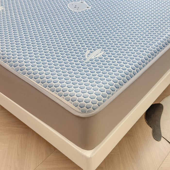 91家纺网 家纺一手货源 找家纺 义博家纺 2026新款碳光冰丝席5D印花床笠款 热带熊